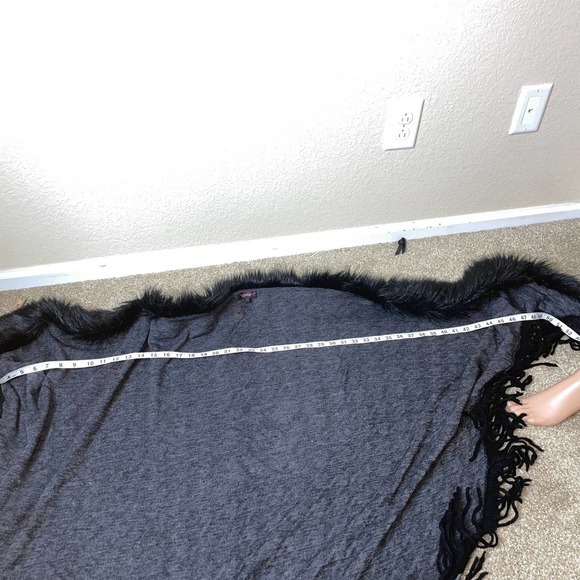 Kimberly C. Shawl cape houndstooth gray black fur trimmed fringe bottom OSFM - Picture 6 of 9